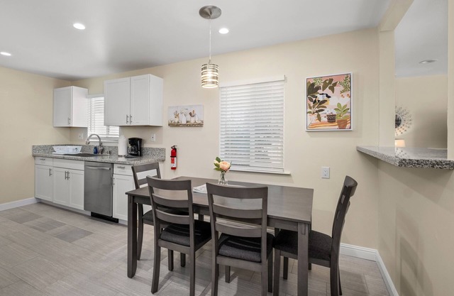 Newly Renovated 3Bed on Corner-lot EasyA to US99