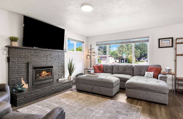 Newly renovated 3BR, 1.5BA home just 1.5 miles from Boise Airport and 10 minutes to downtown