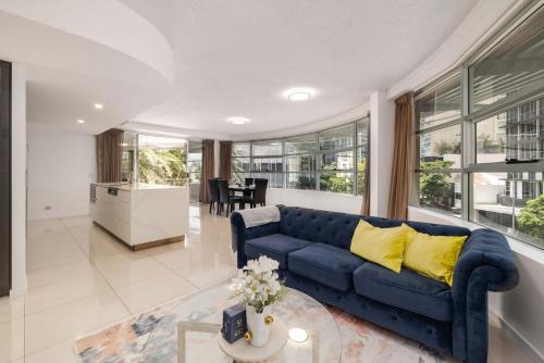 Newly Renovated 3BR Apartment 2 Parking Spaces Pool Gym City Views Walk to Shops