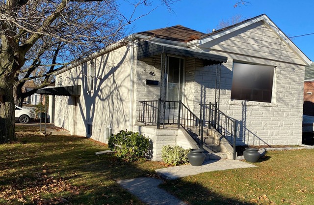 Newly Renovated 3BR home with parking and wifi - Close to YYZ and dwntwn Toronto