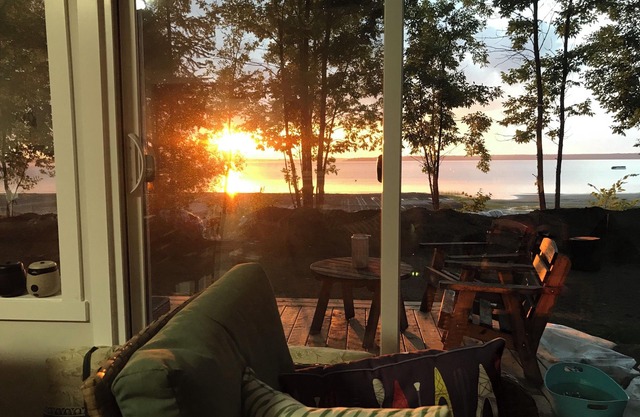 Newly Renovated 4 Bedcottage on the Ottawa River with Sandy Beaches & Warm Water