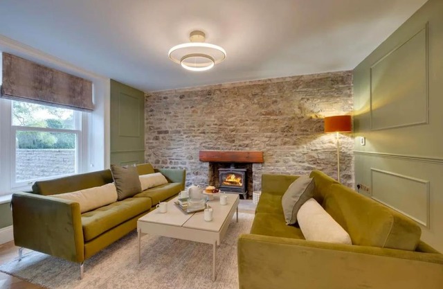 Newly renovated 4 Bedroom Cottage with Wood Burner