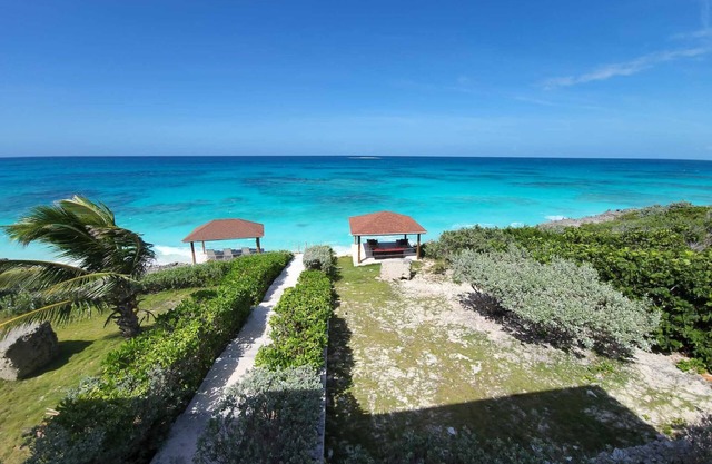 NEWLY RENOVATED!! AND DIRECTLY ON THE BEACH🌴..... Shelter In Place