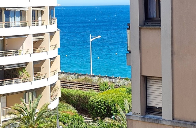 Newly renovated apartment in a beautiful, secure condominium, 5 mn walk to the sea
