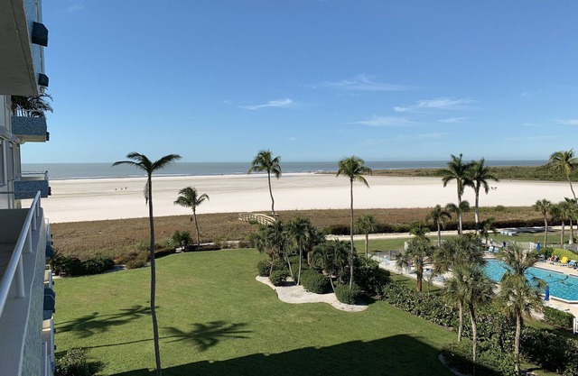 Newly Renovated Beachfront Condo w/Gorgeous 365 Sunsets