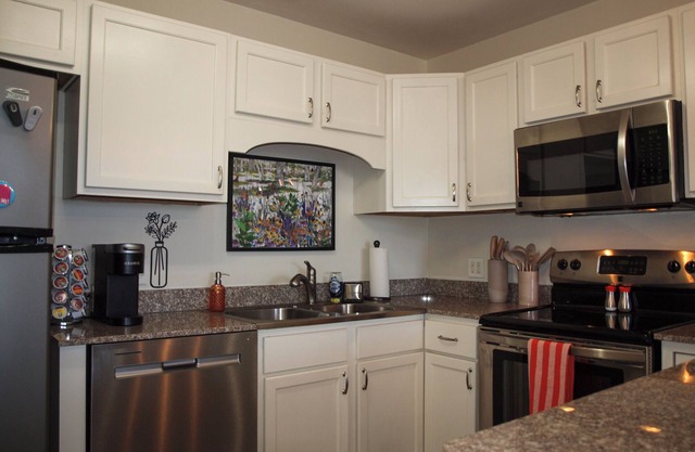 Newly Renovated Cozy Condo in Midtown Crossing