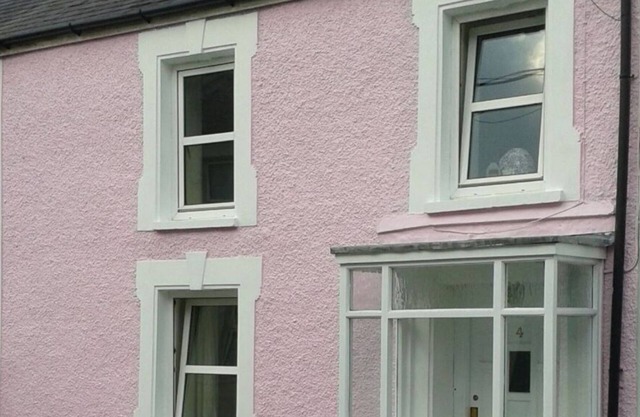 Newly renovated dog friendly cottage with spectacular sea views