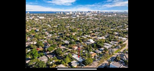 Newly Renovated Fort Lauderdale Pool Home 3BR and 3 and a half baths