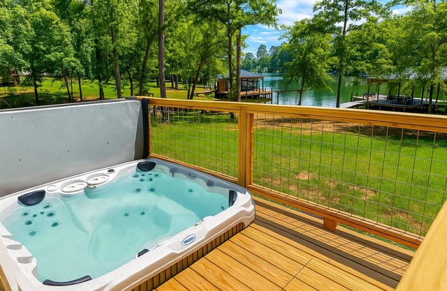 Newly renovated home on Lake Sinclair– Lakeside Hot Tub, Watersports, & Fishing