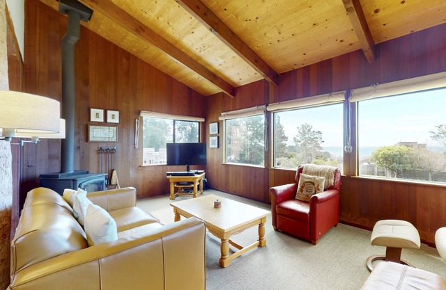 Newly Renovated Home with Ocean Views, Private Hot Tub - One Dog OK