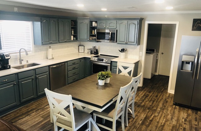 Newly Renovated Lake House with Large Dock-Fire pit-fish cleaning station