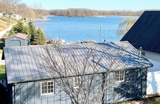 Newly Renovated Lakefront cottage on beautiful all-sports Dewart Lake