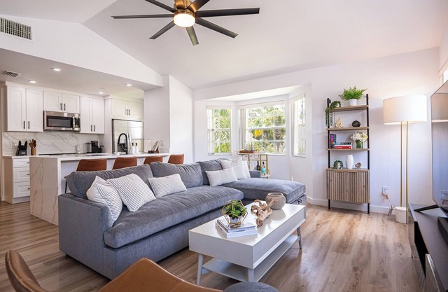 Newly Renovated Luxury 2BR Apartment 15 Min to Disney—Pool, Gym, Sleeps 6