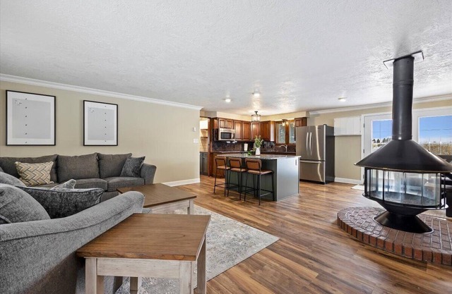 Newly Renovated, Modern Sleeps 21, Newly added AC/Heating units in each bedroom.