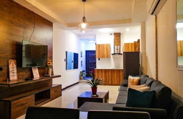 Newly Renovated One Bedroom 200 feet from Fields Ave