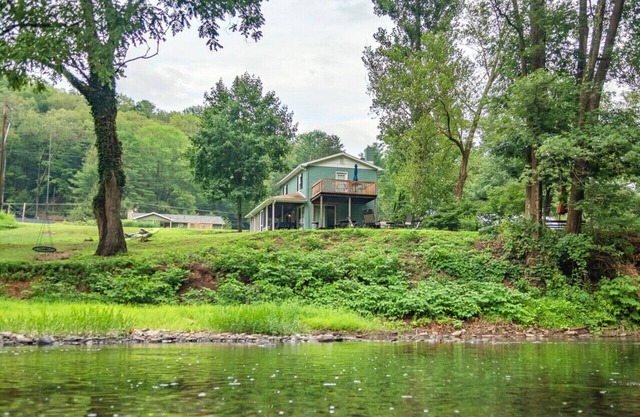 Newly Renovated! Outdoor oasis with kayaks.