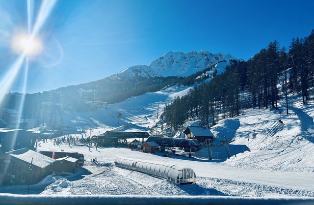 Newly renovated snow front apartment Vars les Claux, open view and terrace