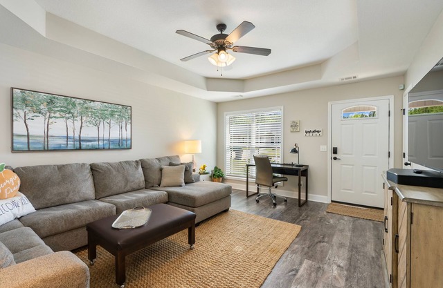 Newly renovated townhome 11 min from GA National Fair Grounds!