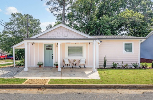 Newly renovated 2 bedroom/2 bath home in downtown Flowery Branch!