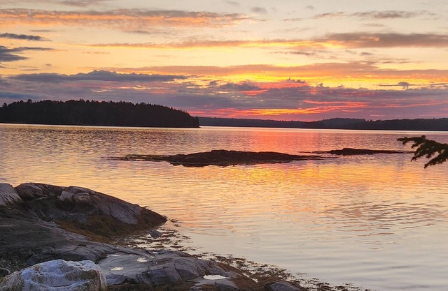 Newly renovated waterfront cottage with spectacular sunset views