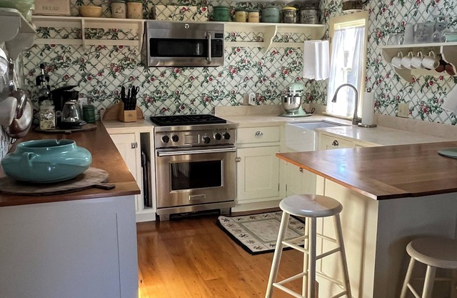 Newly Rentable, Romantic Cottage, One Block from the Beach