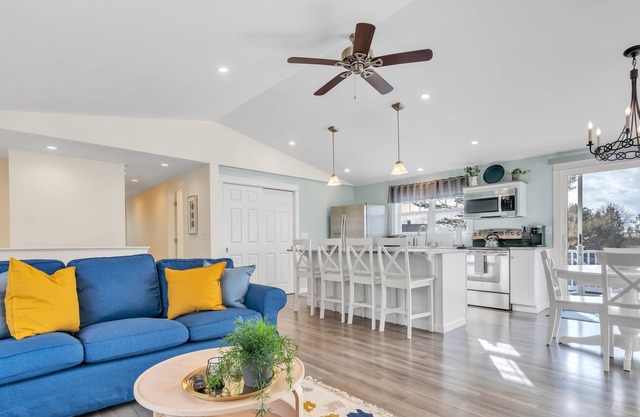 Newly Updated 3 bed/3bath Home-View/Walk to Crescent Beach
