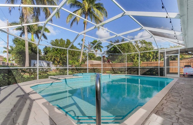Newly Updated! RiverView Retreat Historic Fort Myers, FL 10 guests, Spa & pool