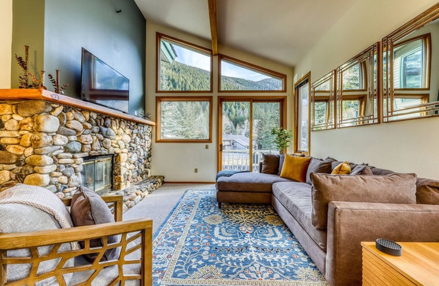 Newly-updated Warm Springs condo w/ski & mountain views - Dogs ok