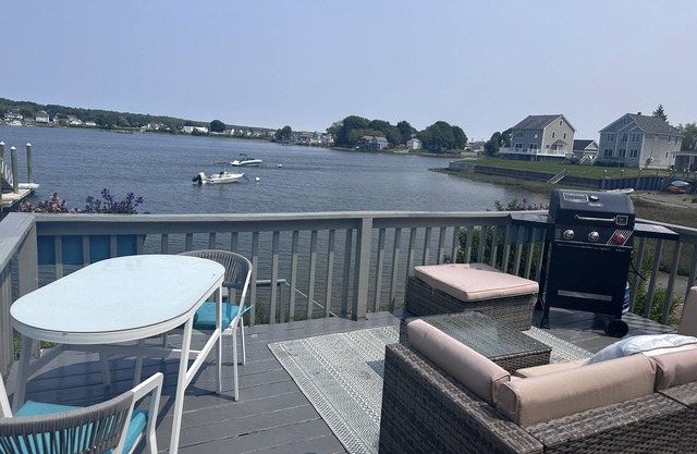 Newport, Coastal Retreat! Boat Dock , jet srental & private chef available.