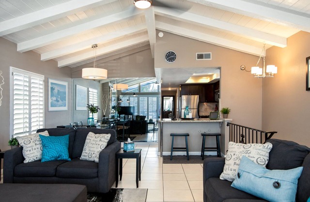 Newport Pier, Walk to Beach. 2 Parking Spaces. AC in all rooms