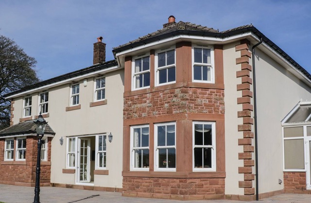 NEWTHWAITE HOUSE, family friendly, with hot tub in Canonbie