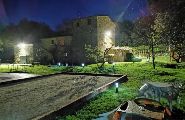 Next to BANYOLES: disconnect, celebrations and sports and family tourism.