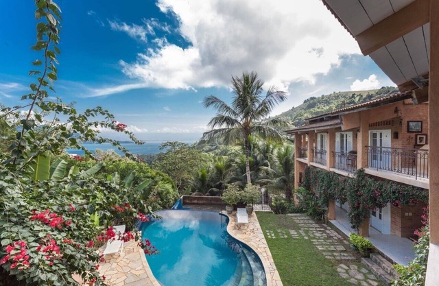 Next to the Atlantica Forest, with pool, 9 suites with terrace and sea view