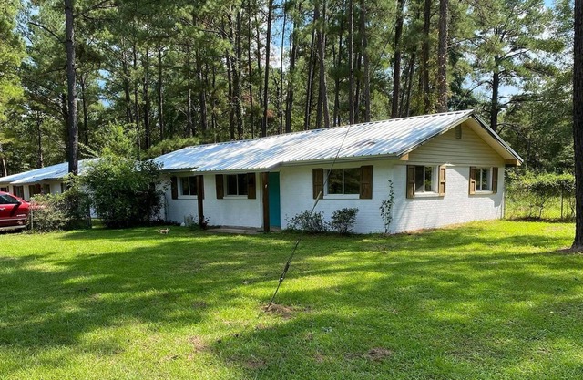 Nice 2/1 brick house, 2 miles from Jackson Hill boat launch