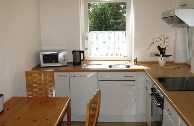 nice 2 bedroom apartment near Dusseldorf, quiet and central location with sunny balcony