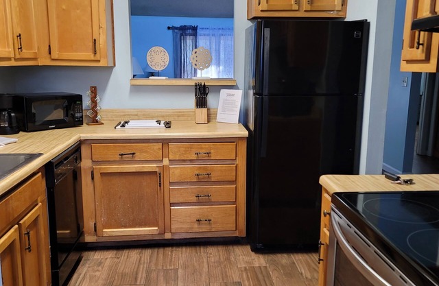 Nice 2 Bedroom Duplex Great For Contractors