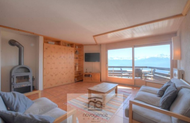 Nice 2 room flat south, 50m from the cable car (max. 4 persons). Living/dining room with fireplace,