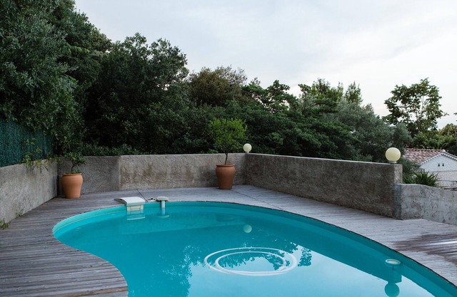 Nice 2 room swimming pool in Nîmes