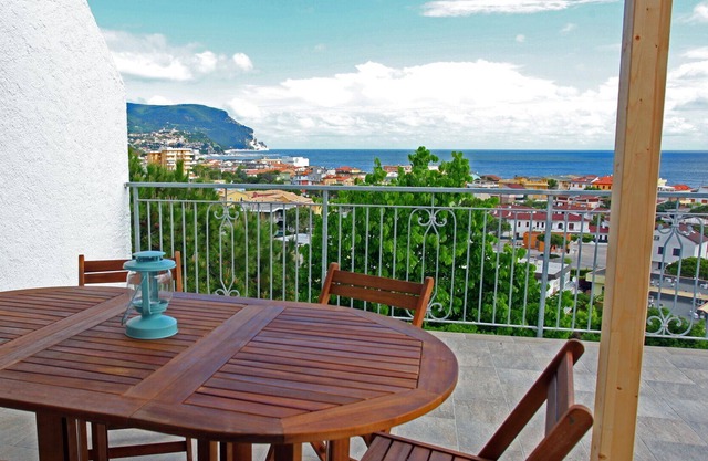 Nice 6 two-roomed studio apartments with sea view / front