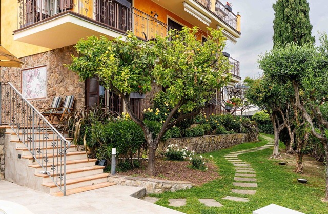 Nice apartment in villa for 5 guests with A/C, pool, WIFI, terrace, pets allowed and parking
