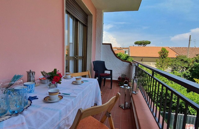 Nice apartment for 5 guests with A/C, TV, balcony and pets allowed, close to Viareggio