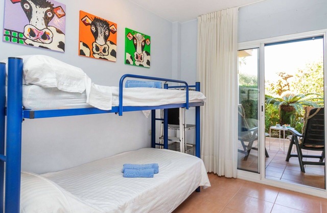 Nice apartment for 4 people with WIFI, A/C, pool, TV and patio