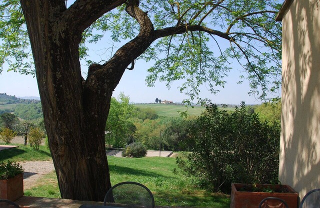 Nice apartment in villa with pool, WIFI, panoramic view and parking, close to San Gimignano