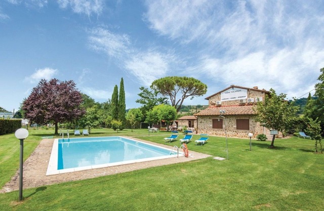 Nice apartment in villa for 4 people with pool, A/C, TV and parking, close to Siena