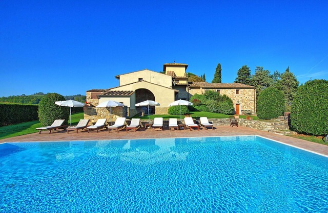 Nice apartment with WIFI, pool, TV, pets allowed, panoramic view, parking, close to Greve In Chianti