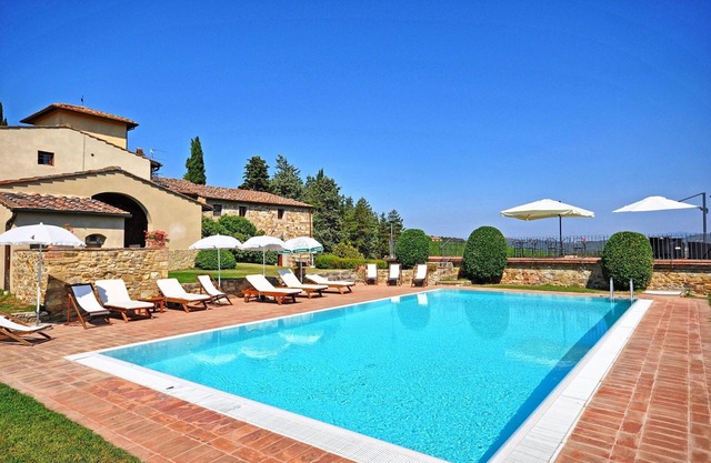 Nice apartment with WIFI, pool, TV, pets allowed, panoramic view, parking, close to Greve In Chianti