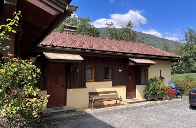 Nice apartment in villa for 4 guests with WIFI, TV, terrace, pets allowed and parking