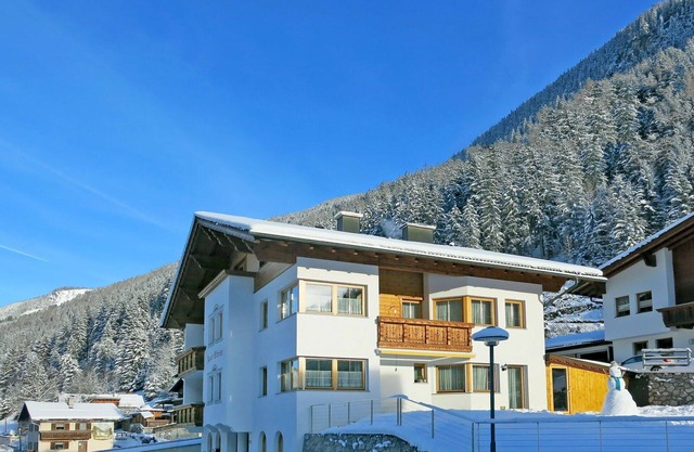 Nice apartment for 13 guests with WIFI, TV, balcony and parking