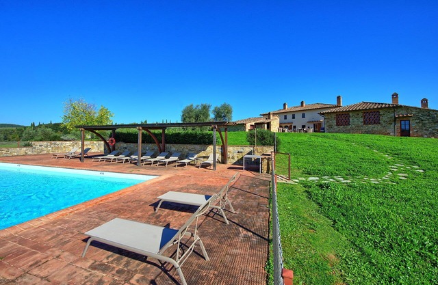 Nice apartment for 2 people with A/C, pool, TV, panoramic view and parking, close to Siena