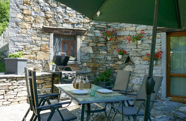 Nice apartment for 3 guests with WIFI, TV, patio and parking
